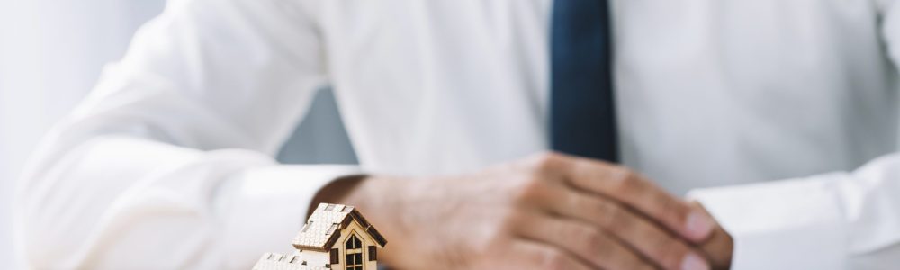 house-keys-near-real-estate-agent