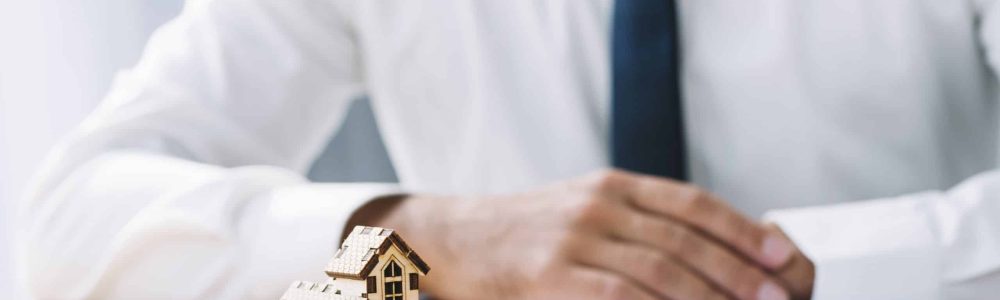 house-keys-near-real-estate-agent